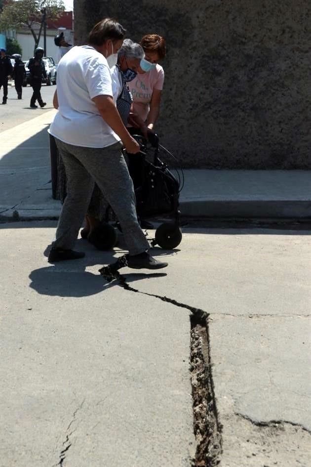 Vecinos señalaron que la tubería se fracturó y el agua comenzó a despilfarrarse alrededor de las 6:00 horas.