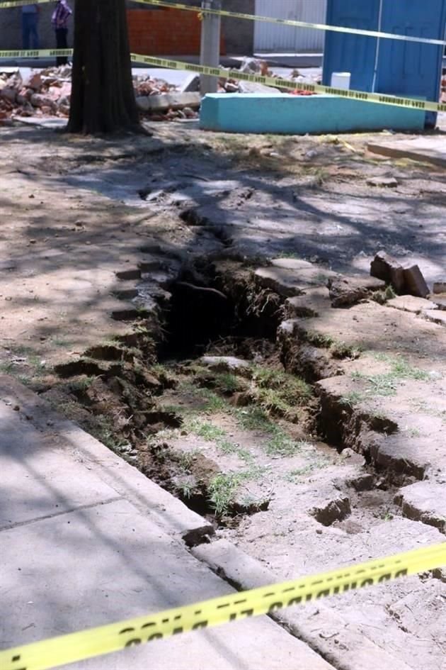 Al salir a la calle, los colonos observaron que el terreno se había hundido y se había partido en dos.