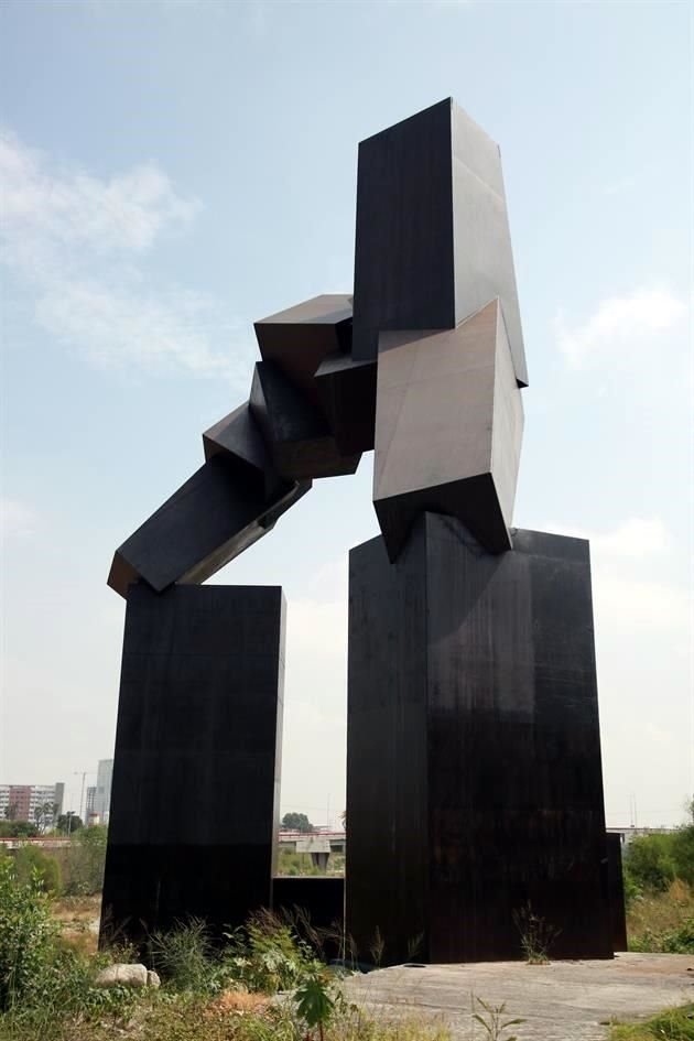 'Destino', de Bruce Beasley, localizada en Av. Morones Prieto, frente a la Cámara Mexicana de la Industria de la Construcción, también fue restaurada.
