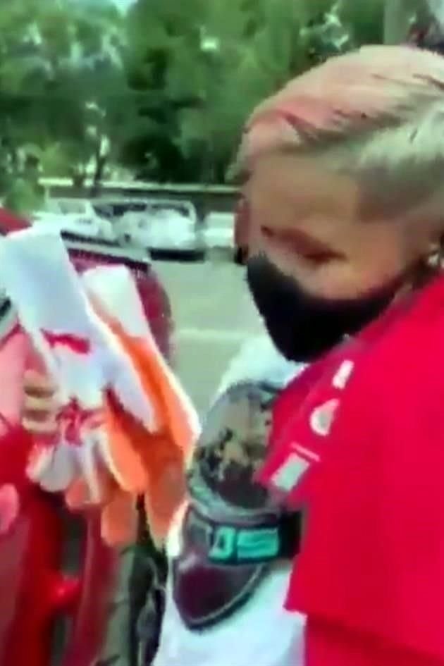 Raúl Gudiño obsequió sus guantes a un niño.