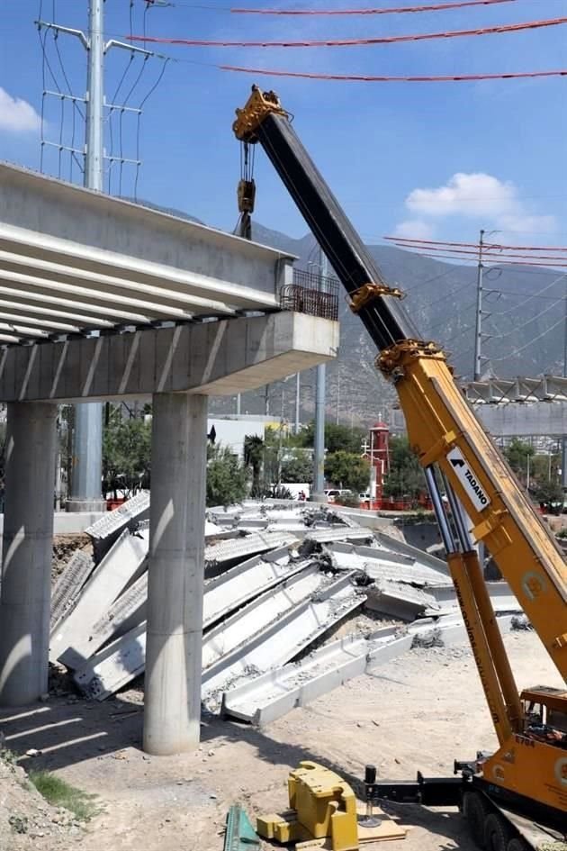 Esto causó que la grúa se doblara y que la viga cayera. La parte superior de la grúa quedó dañada sobre una columna del viaducto.