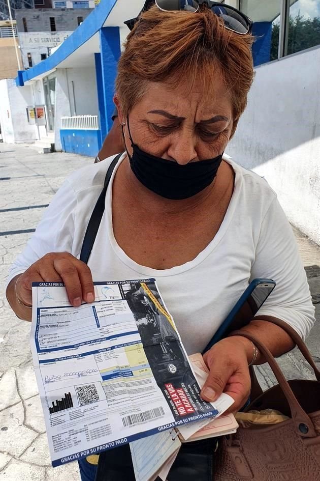 Decenas de usuarios acudieron a la delegación de AyD en la Avenida Juan Ignacio Ramón para presentar quejas.