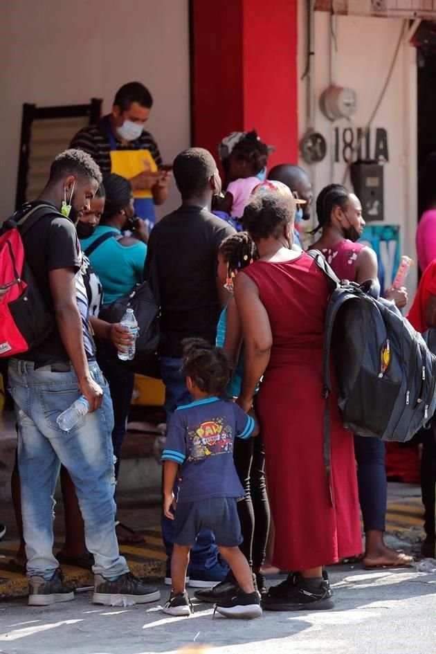 Cientos de ciudadanos de Haití acuden a las oficinas de INM, en Monterrey.