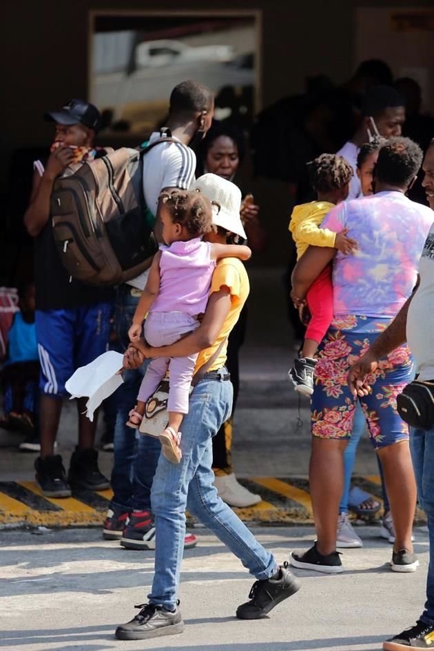 Cientos de ciudadanos de Haití acuden a las oficinas de INM, en Monterrey.