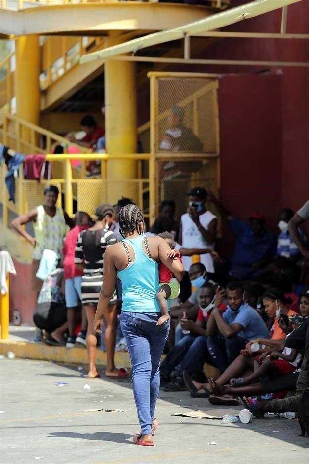 Más de 500 haitianos abarrotaron también Casa Indi, albergue que da atención a migrantes.