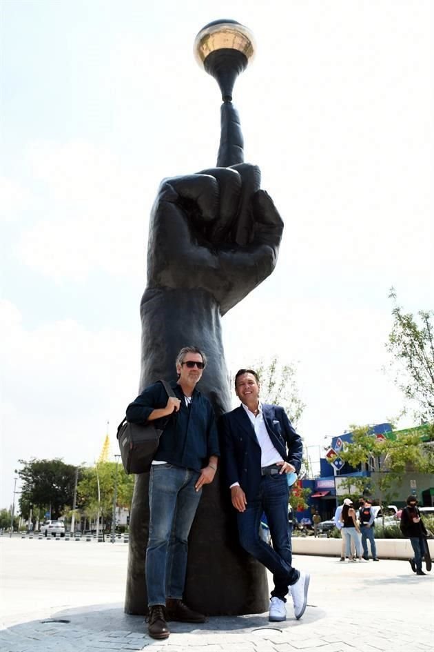 Gonzalo Lebrija y Pablo Lemus frente a la escultura Condición Suspendida.