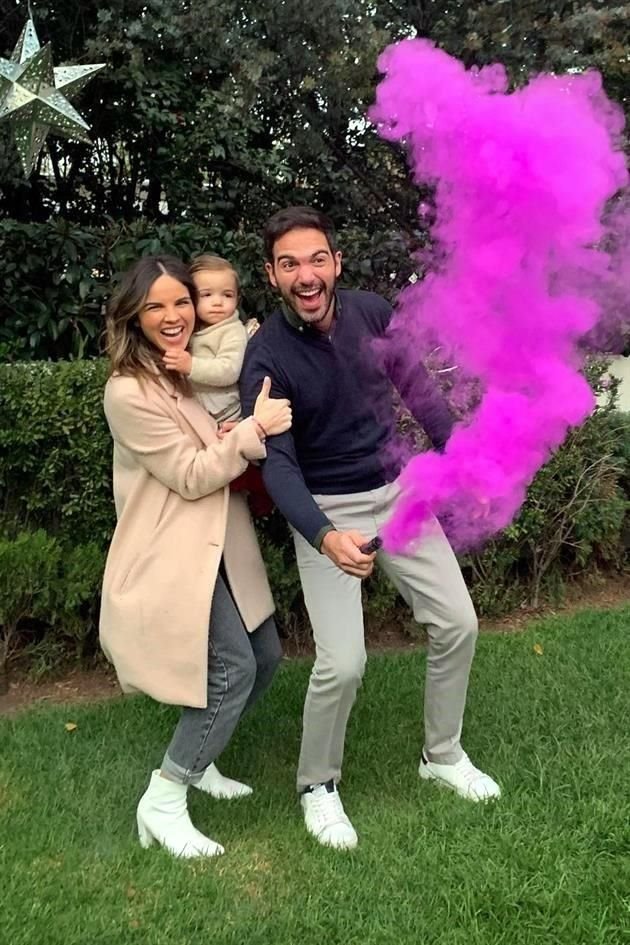 Alexa Martin y Erick Chapa, acompañados por su primogénito, Lorenzo, dieron a conocer que esperan una niña.