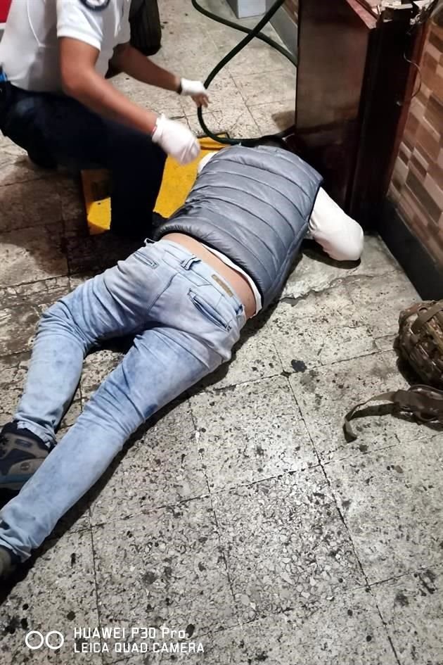 Paramédicos intentaron ayudarlo, pero el hombre ya había muerto.