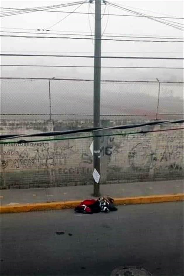 El cuerpo de un hombre atado con un cordón y envuelto con bolsas de plástico y una cobija, fue localizado afuera de la Preparatoria Oficial 16, en Chimalhuacán.