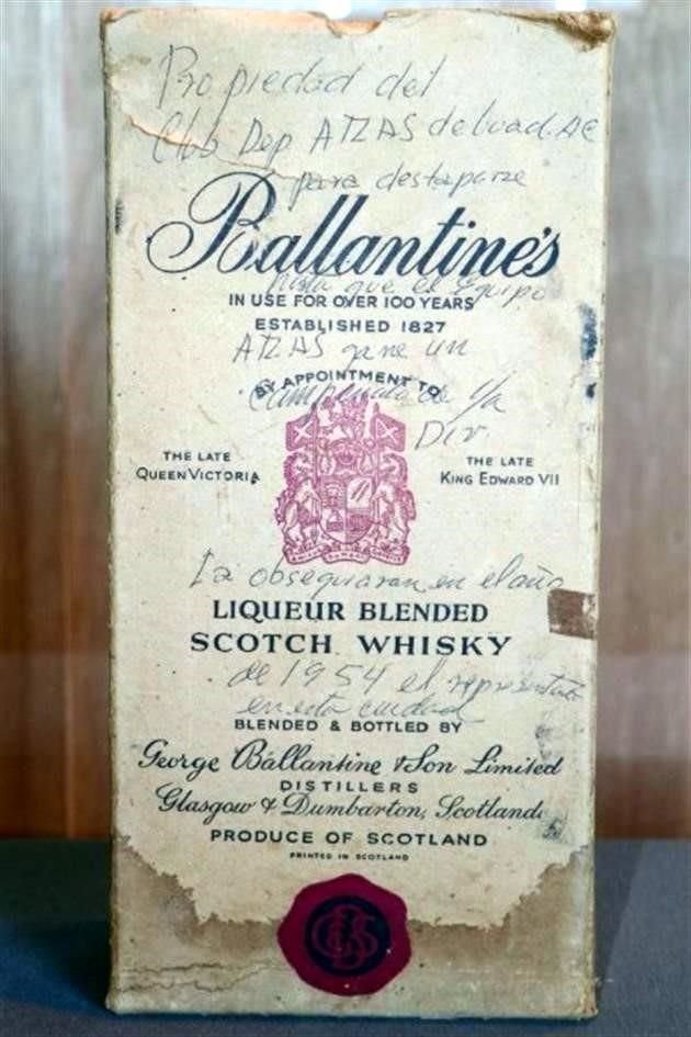 La botella fue obsequiada en 1954 al Club Atlas, pero se desconoce quién la regaló.