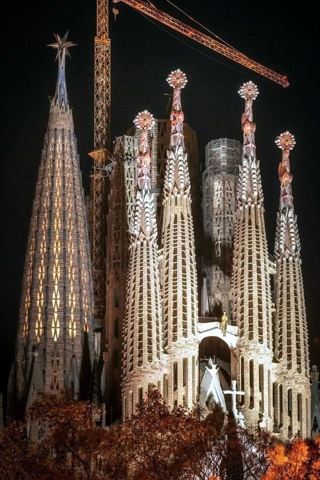 La Torre de la Virgen María (izq.) mide 138 metros y está coronada por una estrella de vidrio y acero inoxidable.