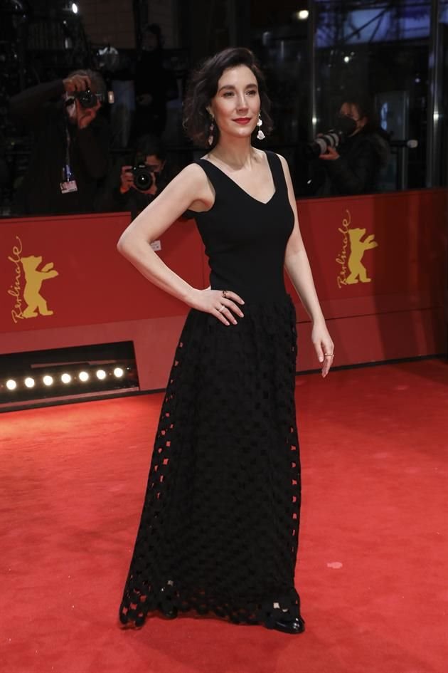 La actriz Sibel Kekilli fue otra de las artistas que decidió llevar un vestido negro a la premiere de 'Peter von Kant'.