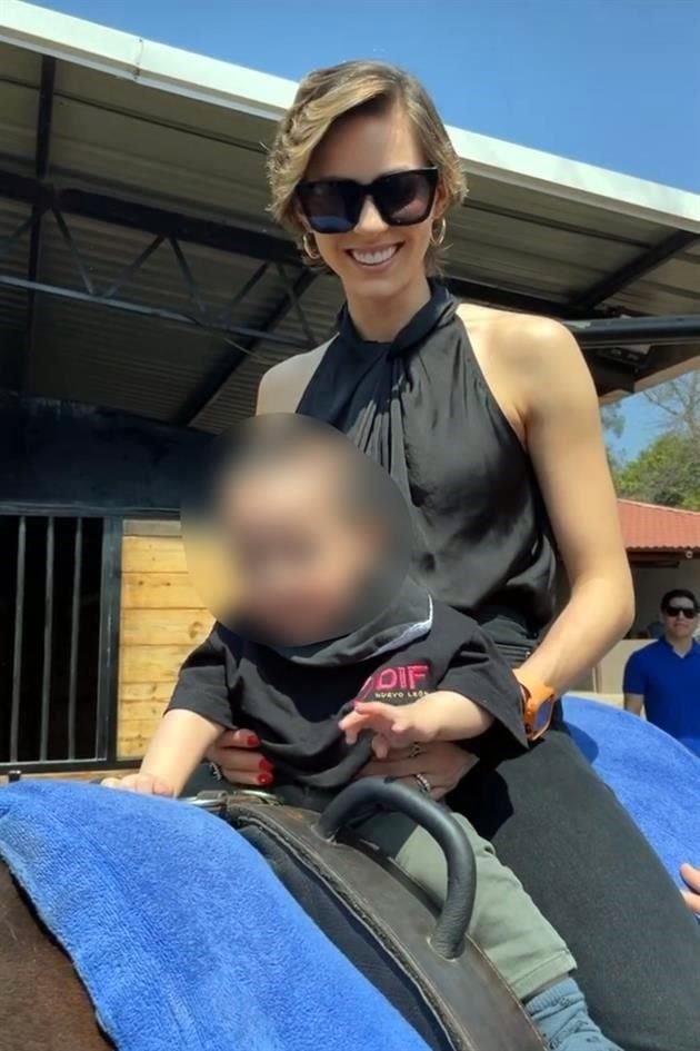 Samuel García difundió imágenes en las que aparece su esposa, Mariana Rodríguez, con el bebé del DIF Capullos, durante una sesión de equinoterapia en Santiago.