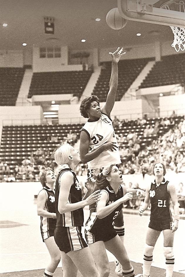Con el documental 'The Queen of Basketball' el cineasta Ben Proudfoot honró la historia de Lucy Harris, la primera mujer basquetbolista.