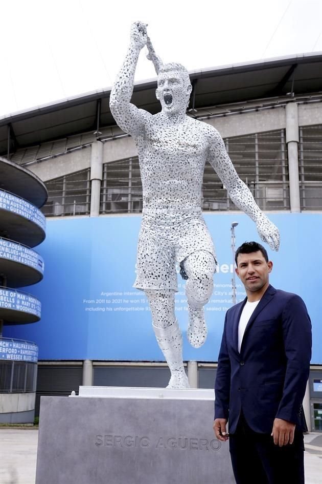 Agüero develó su estatua en Manchester.