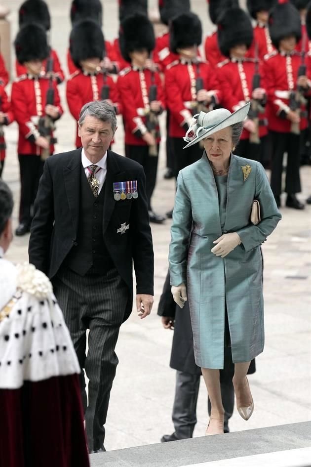 La princesa Ana de Gran Bretaña y su esposo Timothy Laurence llegan para un servicio de acción de gracias por el reinado de Isabel II.