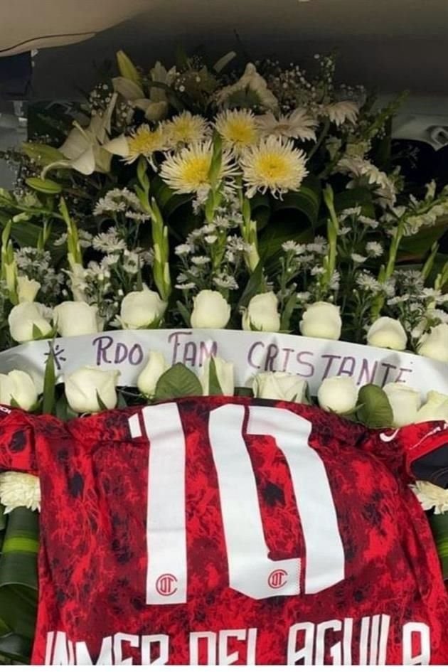 La corona de flores que mandó la familia Cristante.