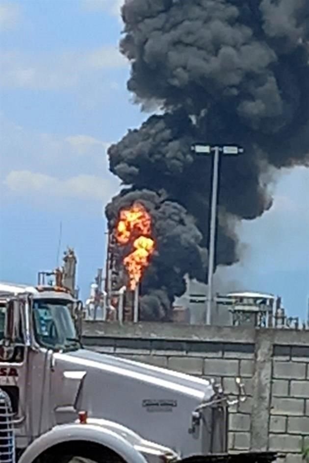 Incendio dentro de la Refinería de Cadereyta provoca la movilización de cuerpos de rescate; reportan que ya fue controlado y no hay heridos.