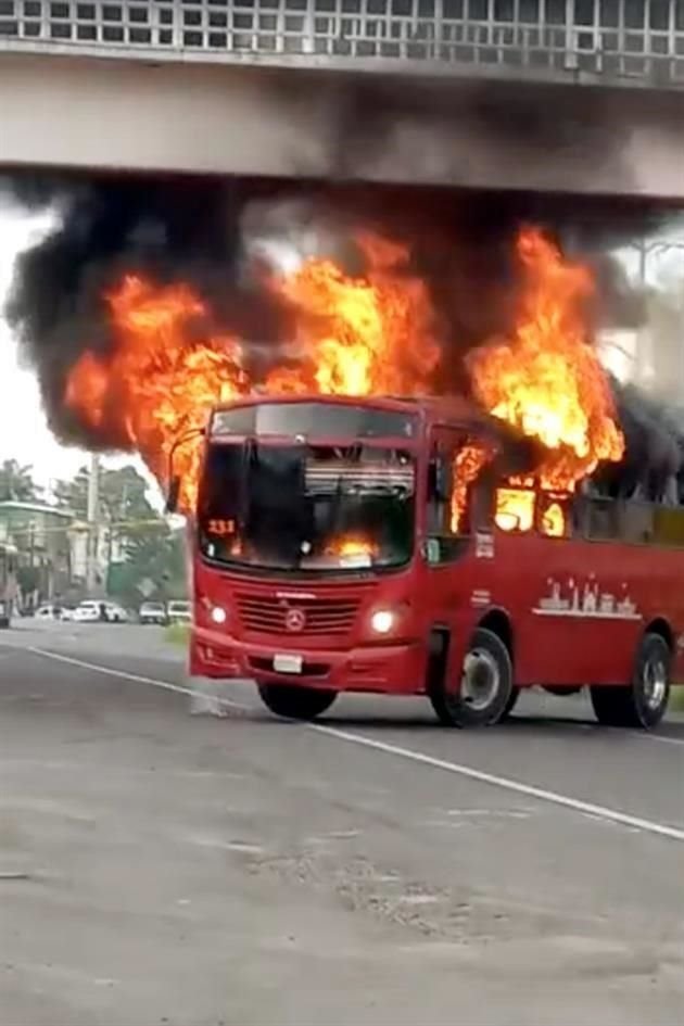 En Carretera a Saltillo, en Zapopan, un vehículo fue incendiado.