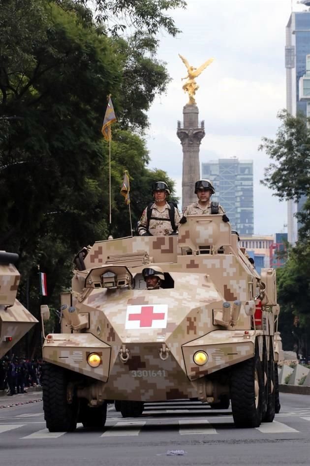 El desfile partió del Zócalo rumbo a Campo Marte.