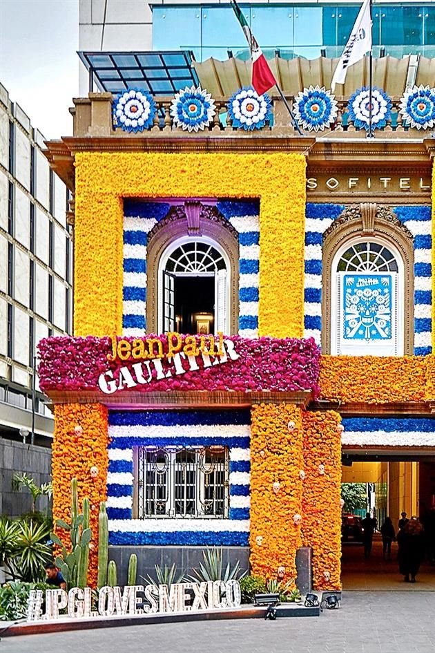 Jean Paul Gaultier creó una colorida ofrenda con flores de cempasúchil.