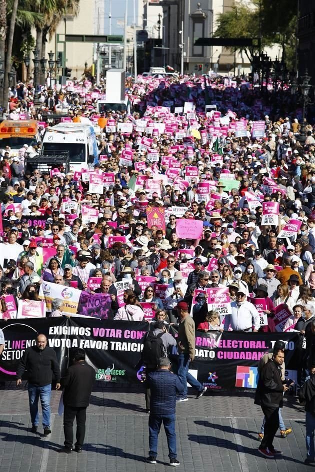 La mayoría de los asistentes portan pancartas, además de vestimenta rosa que fue la solicitada en la convocatoria.