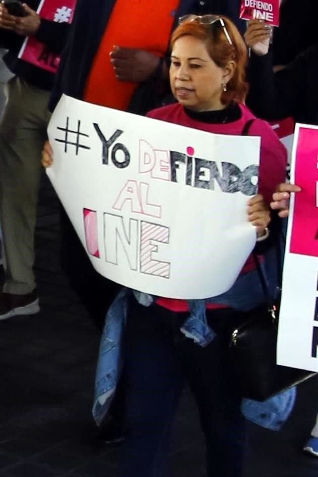 Con pancartas y mensajes, miles de ciudadanos participaron en la marcha en defensa del INE en el Centro de Monterrey.