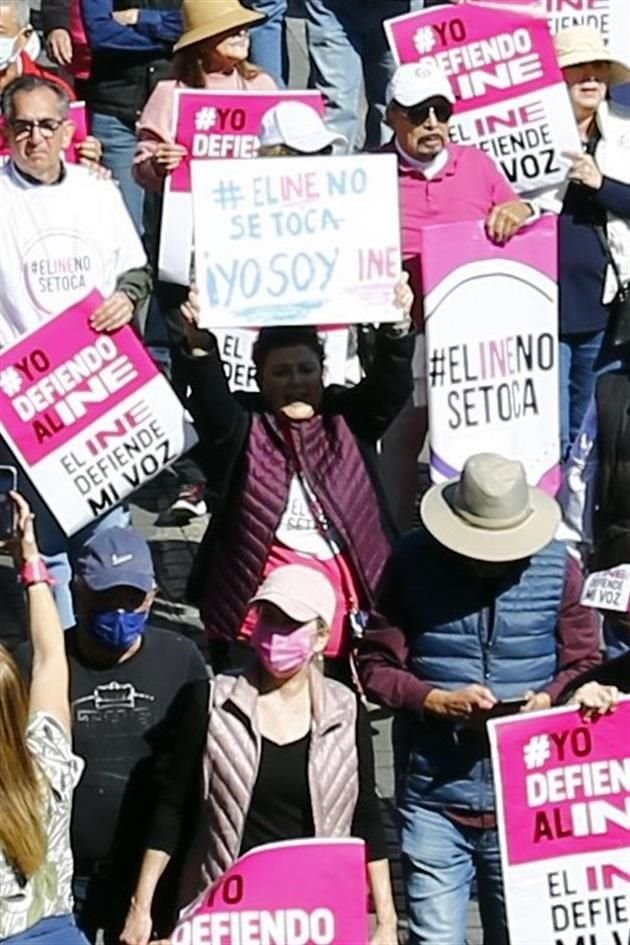 Con pancartas y mensajes, miles de ciudadanos participaron en la marcha en defensa del INE en el Centro de Monterrey.