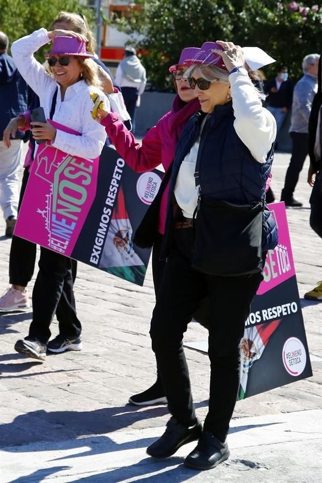 Con pancartas y mensajes, miles de ciudadanos participaron en la marcha en defensa del INE en el Centro de Monterrey.