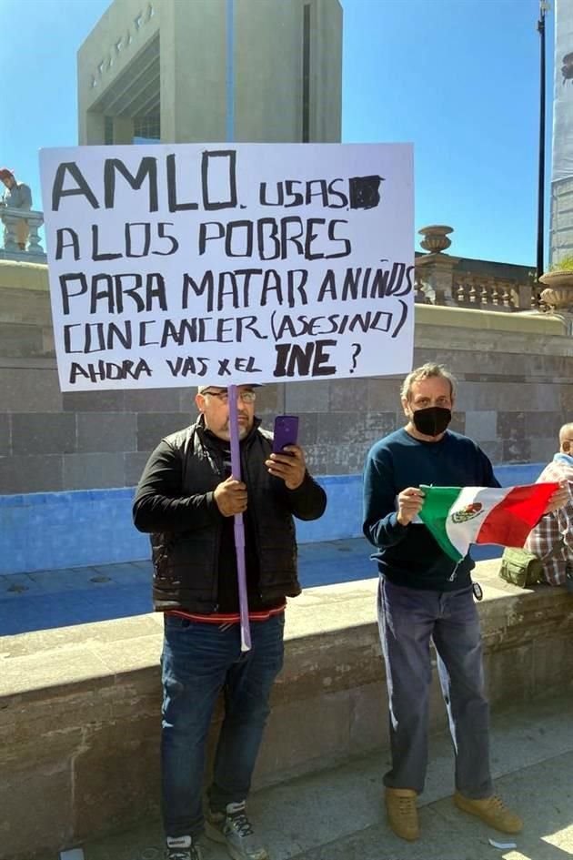 Con pancartas y mensajes, miles de ciudadanos participaron en la marcha en defensa del INE en el Centro de Monterrey.