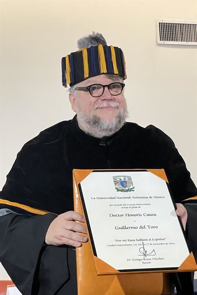 El cineasta Guillermo del Toro recibió el Doctorado Honoris Causa, de la UNAM, por su contribución y apoyo a la cinematografía y artes.