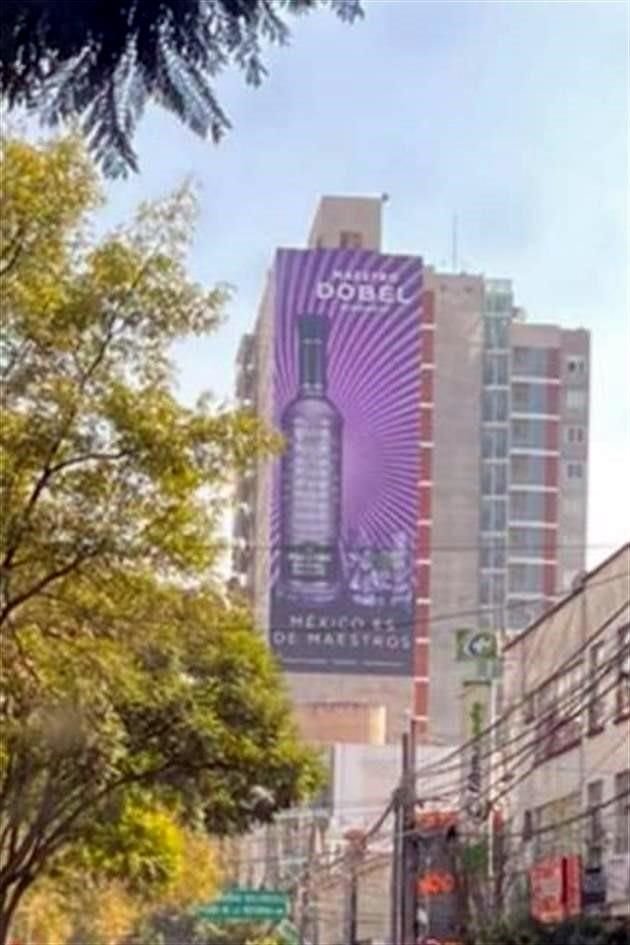 'La colocación de este medio publicitario que anuncia la marca Maestro Dobel, en Edgar Allan Poe 362, Polanco, viola la Ley de Publicidad Exterior. Esta acción implica denuncias penales', dijo Seduvi.