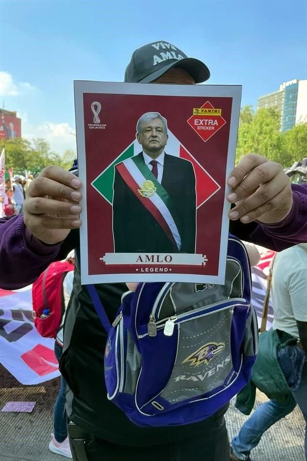 Foto de AMLO en estampita del álbum del Mundial.