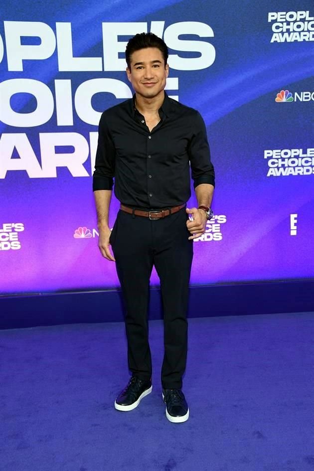 El conductor y actor Mario Lopez, muy casual y cómodo.