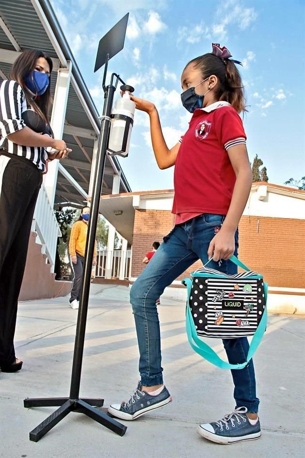 En Saltillo, escuelas públicas y privadas volvieron a operar con medidas sanitarias.