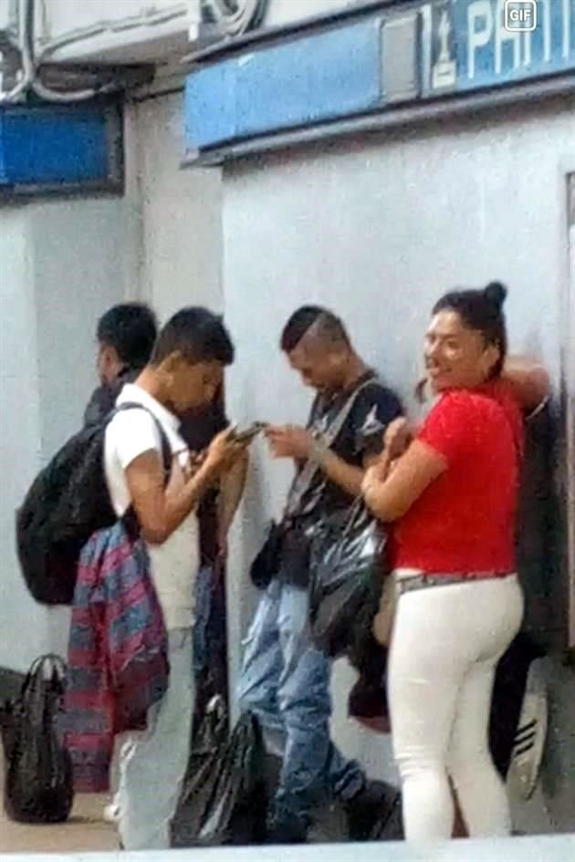 Vendedores ambulantes, conocidos como vagoneros, continúan laborando aún con la presencia de la Guardia Nacional en el Metro.