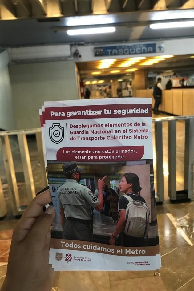 Personal del Gobierno local comenzaron a repartir a las afueras de las estaciones Normal e Hidalgo, de la Línea 2 del Metro, volantes a favor de la Guardia Nacional.