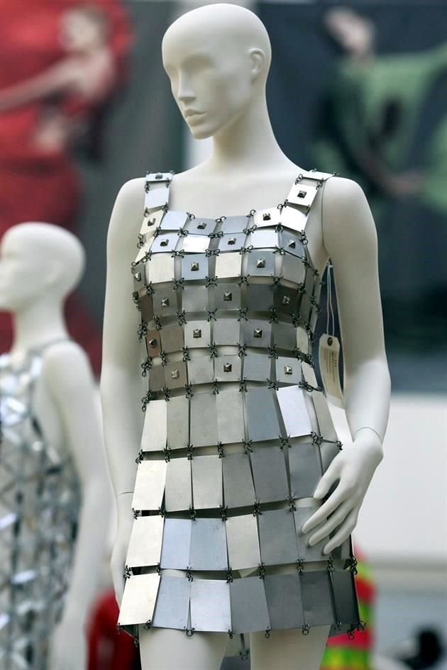 Creaciones, realizadas con materiales improbables, de Paco Rabanne resonaron en un desfile de la Semana de la Moda en París.
