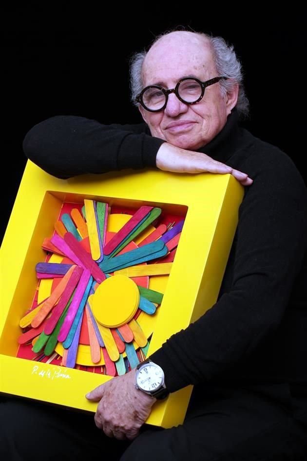 Paco de la Peña con una de las obras que expondrá en el Musa.