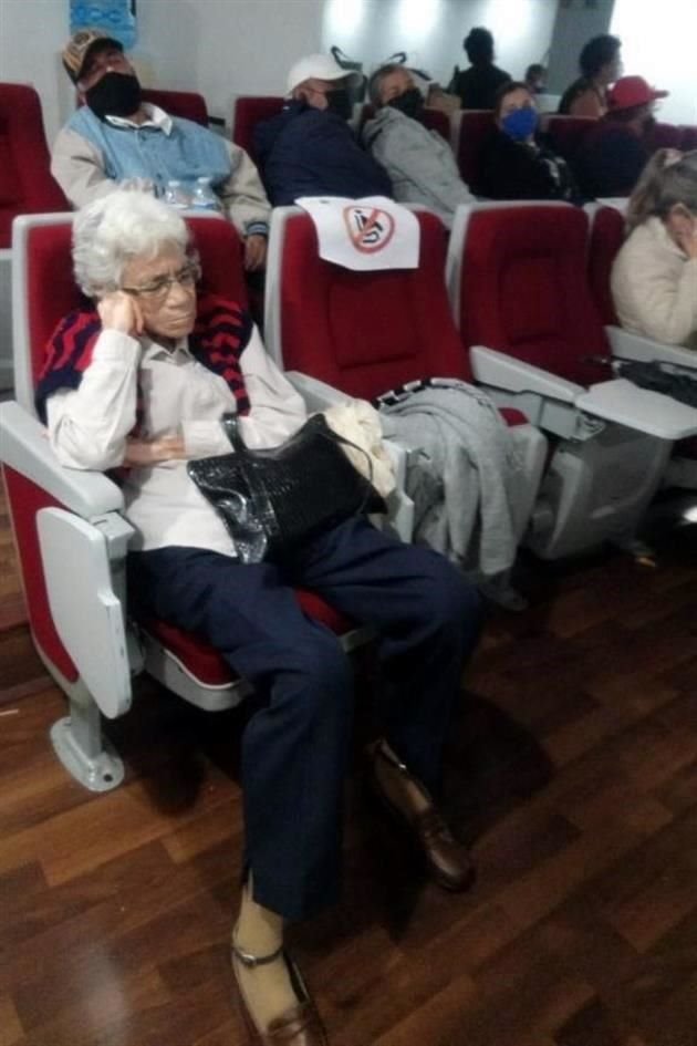 Más de 100 personas, la mayoría de la tercera edad tomaron las oficinas del IPAB en CDMX, esperando información para recuperar su ahorro excedente tras el cierre de Banco Ahorro Famsa