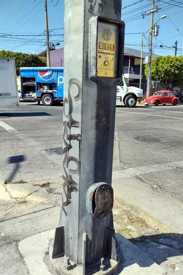 Poste con tapa de circuitos dañada en Río Rhin, en la Colonia Olímpica.