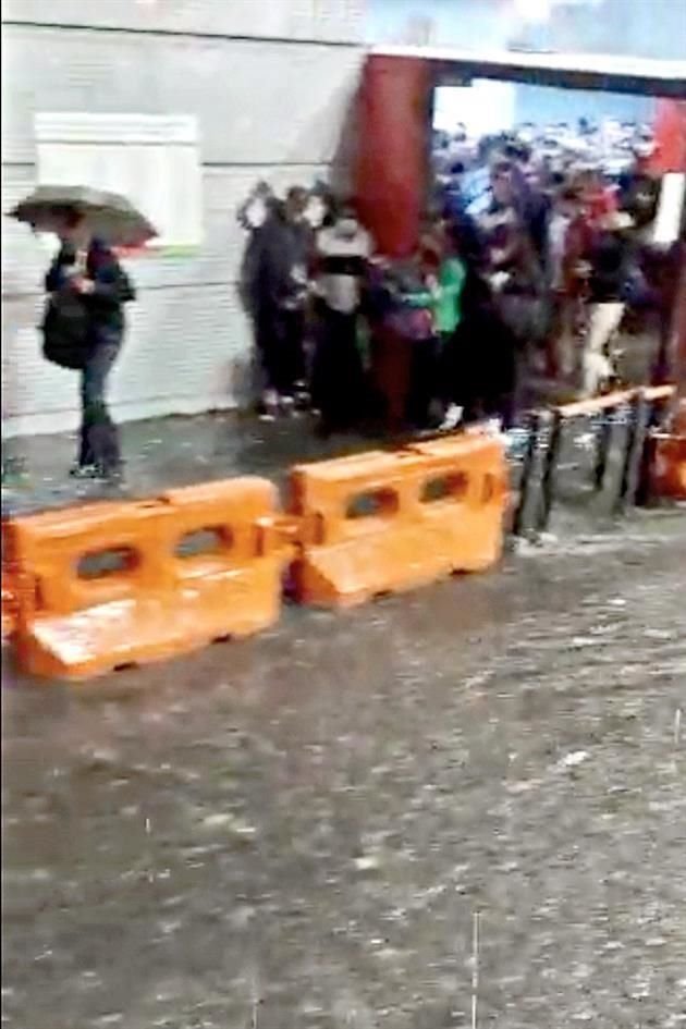 Las lluvias formaron grandes ríos de agua en la zona, que incluso arrastraron las vallas de contención hasta una de las unidades del Metrobús.