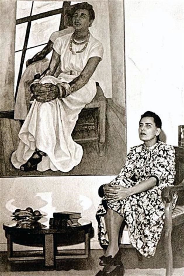 Guadalupe posando con un cuadro de Diego Rivera.