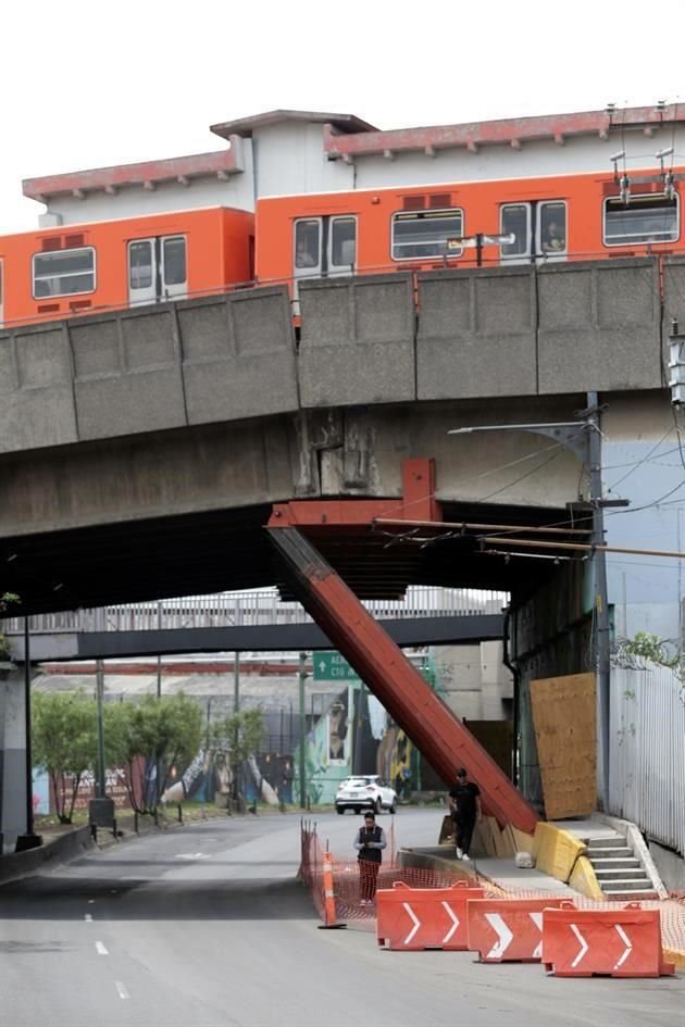 Para reforzar el tramo elevado de la Línea 9 del Metro, el Gobierno Capitalino colocó trabes en la vialidad.