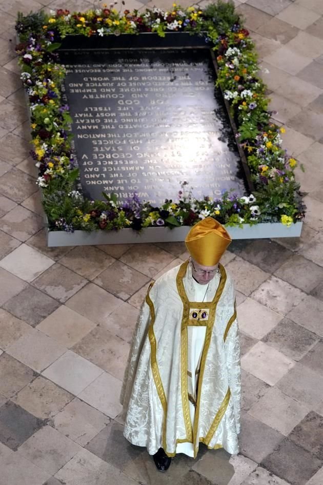 El arzobispo de Canterbury Justin Welby se prepara para el inicio de la ceremonia de coronación del rey Carlos III