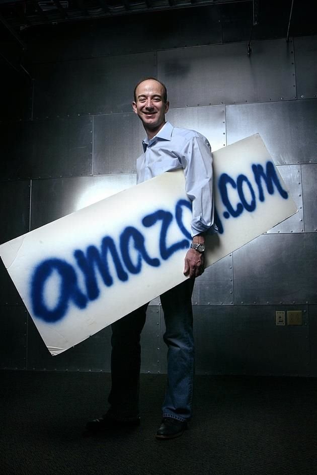 En 2021, Jeff Bezos anunció que dejaría de ser el CEO de Amazon con la finalidad de tener libertad para poder estar con su novia.