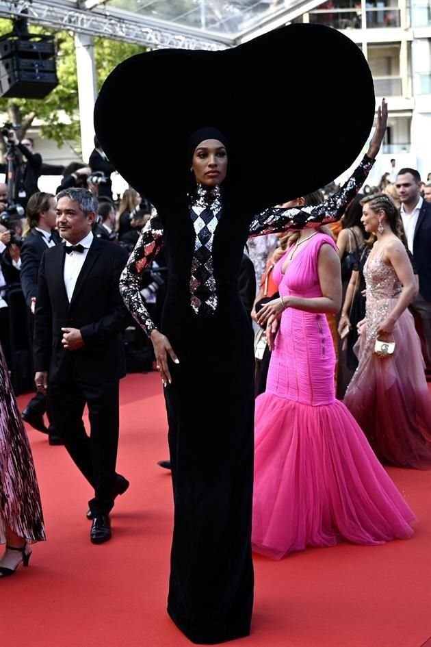 La modelo británica Ikram Abdi Omar sorprendió un vestido de terciopelo negro Harris Reed Fall 2023.
