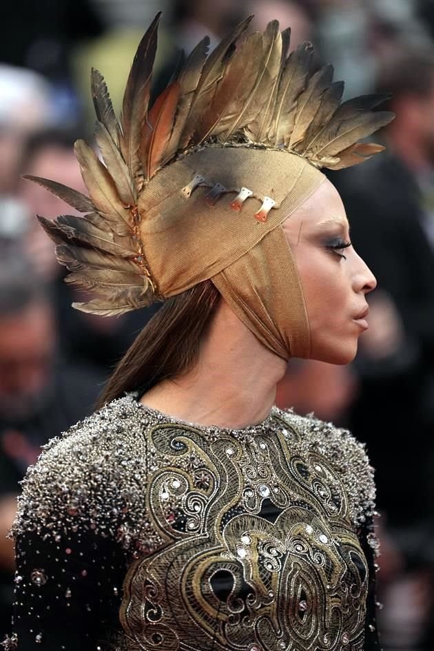 Bilal Hassani no pasó desapercibida con su outfit de Alexander McQueen de la colección otoño-invierno 2010.