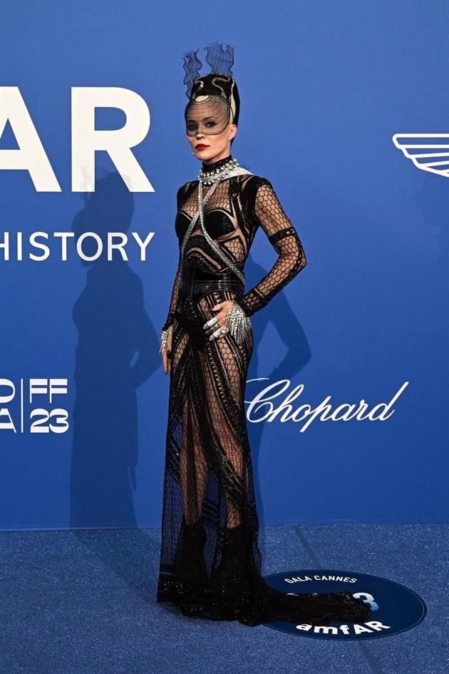 La diseñadora británica Daphne Guinness acudió con este elaborado atuendo.