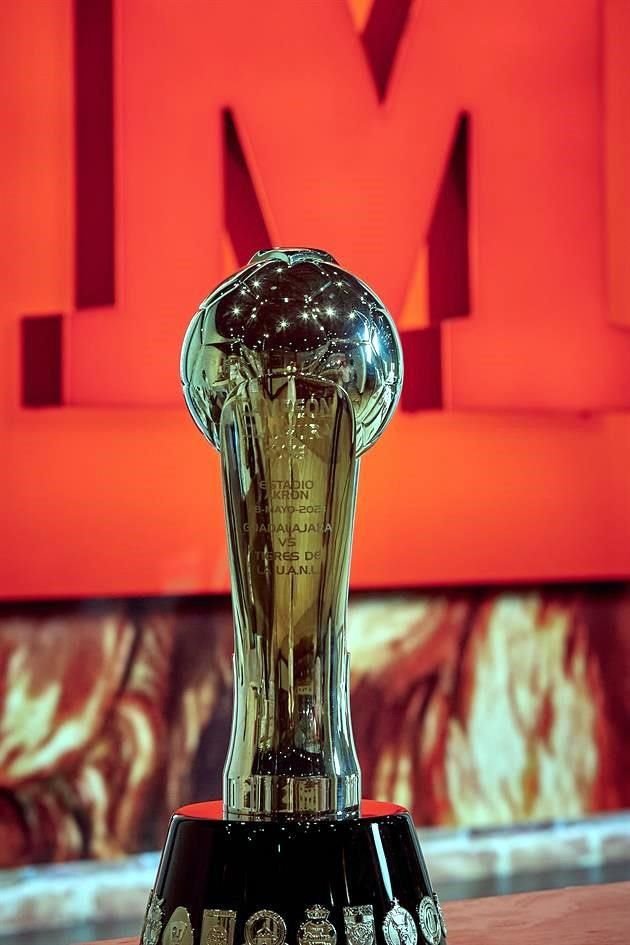 El trofeo del Clausura 2023 estuvo ayer de visita en la instalaciones de MURAL.